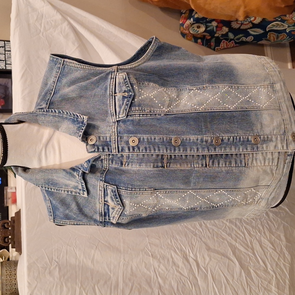 Sleevless jean jacket